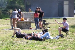 FOTKA PORODIČNOG "PRVOG MAJA" POSTALA APSOLUTNI HIT Familija se  potukla odmah nakon što se izljubila