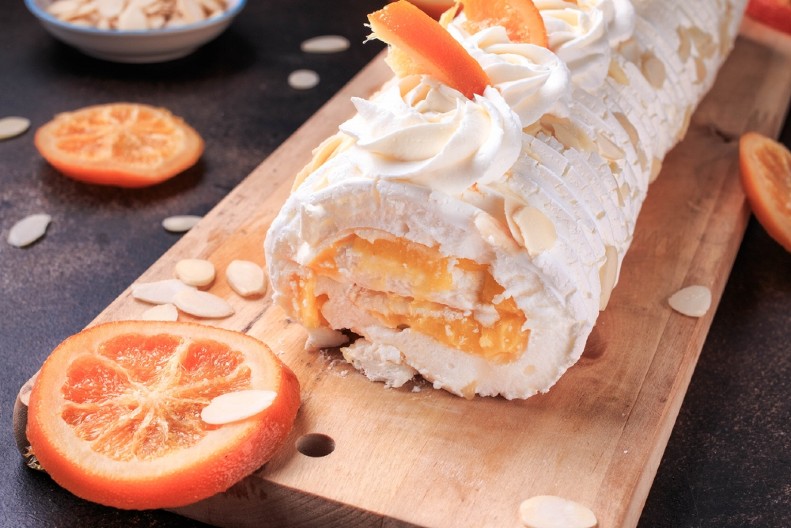 BELI ROLAT SA POMORANDŽAMA Osvežavajući desert kao osmišljen za tople dane, zasladiće vas u momentu