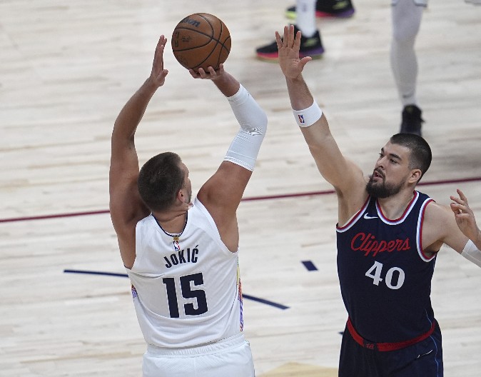 SLUČAJNOST ILI NE? Jokić pre meča sa Klipersima zapevao narodnjak, da li ovi stihovi najbolje opisuju sezonu Denvera?