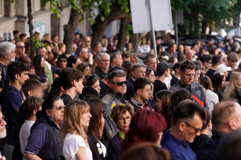RODITELJI, DECA I HILJADE GRAĐANA UPALILI SVEĆE I POLOŽILI CVEĆE ZA UBIJENE ANĐELE Beogradu održan komemorativni skup žrtvama masakra u OŠ Vladislav Ribnikar