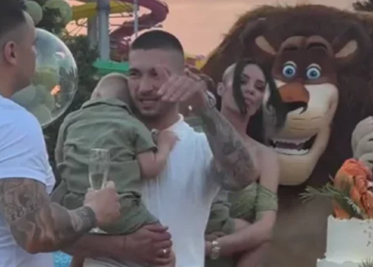 POKAZALA IZVAJANO TELO U ZELENOJ HALJINI! Mirko Šijan pozirao sa ženom Bojanom i sinom Vukanom, svi gledaju u slavljeničku tortu