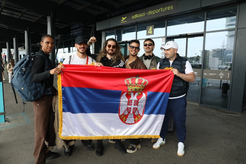 PRINC OD VRANJE KRENUO NA EVROVIZIJU Ogrnuo srpsku zastavu, ne skida osmeh sa lica!