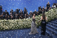 PROVIDNA HALJINA I GRUDI NA IZVOLITE Najmlađa milijarderka pokazala moćan stil na crvenom tepihu, svi su gledali u ovaj detalj