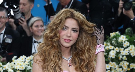 ,,JADNA ŠAKIRA" Pevačica doživela horor zbog haljine, u poslednjem trenutku morali da rade ovo, automatski joj se slošilo