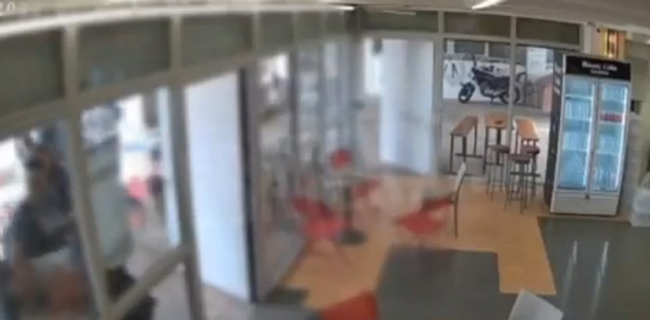 STUDENT MAŠINSKOG FAKULTETA UDARIO VLASNICU KAFETERIJE Kamere snimile incident, užas u Grčkoj (VIDEO)