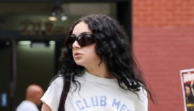 POLUGOLA, RAŠČUPANA, CRNA Pevačica šokirala izdanjem na Met gali, šlag na torti je bila ova stvar