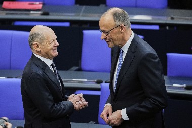 OVAKO JE REAGOVAO OLAF ŠOLC NA MERCOV DEBAKL Snimak postao viralan na društvenim mrežama (VIDEO)