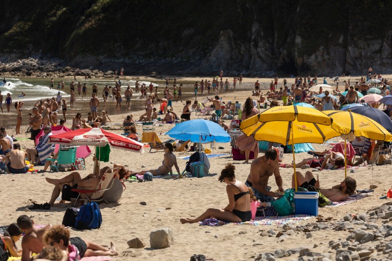 HAOS NA PLAŽI Ljudi su opušteno ležali na pesku, a onda ih je šokirao neverovatan prizor