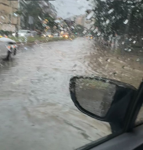 ULICE POD VODOM, POLICIJA PROPUŠTA JEDNO PO JEDNO VOZILO Jako nevreme pogodilo Tuzlu (VIDEO)