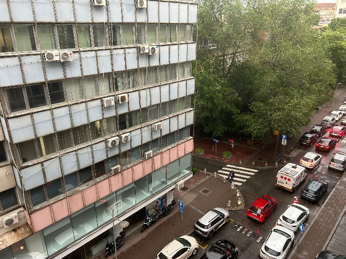 POČELA KIŠA U BEOGRADU Izdato hitno upozorenje – građani beže pod nadstrešnice (FOTO)