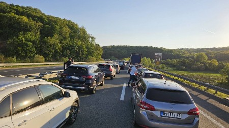 VOZAČ UDARIO U SAOBRAĆAJNU SIGNALIZACIJU Nesreća kod Ljiga, na licu mesta Hitna pomoć