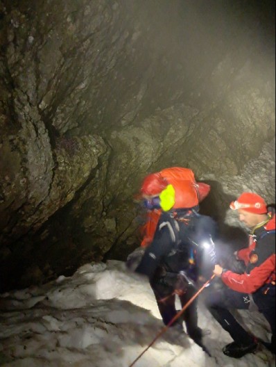 DRAMA NA DURMITORU Devojke iz Nemačke ostale zaglavljene u steni, akcija spasavanja trajala satima (FOTO)