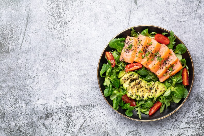 MEDITERANSKA SALATA SA LOSOSOM I AVOKADOM Budi sva čula, a priprema je tako jednostavna