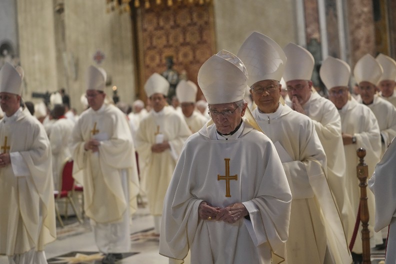 TAJNO GLASANJE, DIMNI SIGNALI, ZABRANJENA HRANA I POSEBNI RITUALI Ove činjenice o konklavi sigurno niste znali