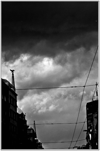 SNAŽNO NEVREME PRETI SRBIJI, OČEKUJE SE NOVI JAK UDAR: Srbija se suočava sa ekstremnim vremenskim uslovima!