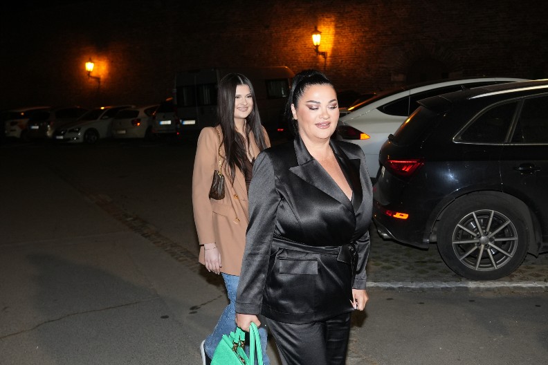 ŽIVE U ČISTOM LUKUZU I BROJE MILIONE U DŽEPU, A OD MAJKE TRAŽILA SAMO JEDNO Janina ćerka ovo od pevačice nikako da dobije