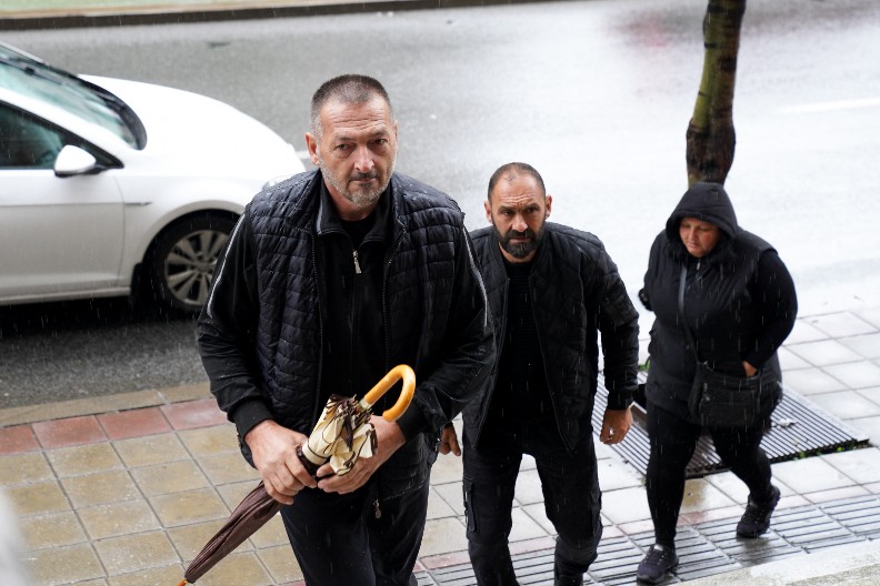 DANAS SE ODLUČUJE DA LI ĆE BLAŽIĆ PROVESTI IZA REŠETAKA 20 GODINA Članovi porodica žrtava iz Dubone i Orašja došli u crnini u Apelacioni sud (FOTO)