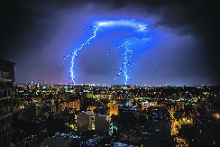 SPREMITE SE, PUCAĆE GROMOVI Već sada su na nebu iznad ovog dela Srbije, preti i grad