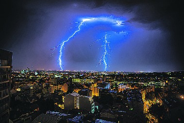 SPREMITE SE, PUCAĆE GROMOVI Već sada su na nebu iznad ovog dela Srbije, preti i grad