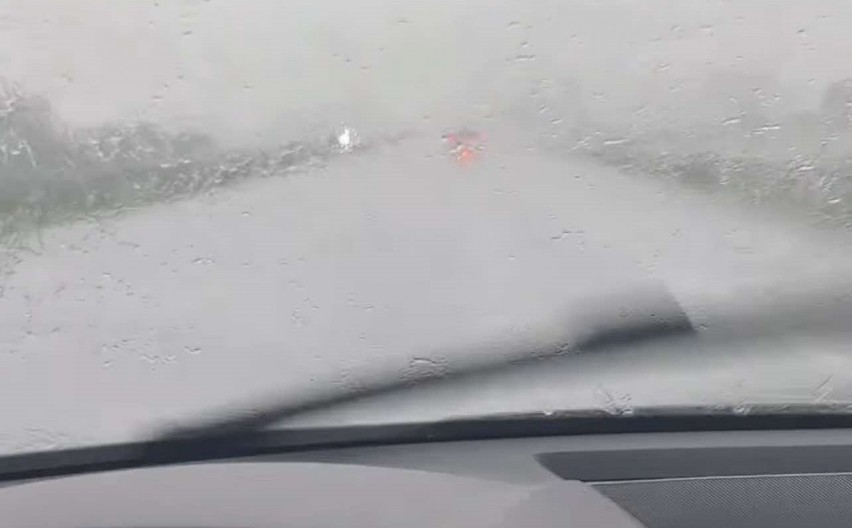 VODA ŠIBA PO ŠOFERKAMA, NE VIDI SE PRST PRED OKOM! Jako nevreme zateklo vozače na auto-putu Miloš Veliki, kolaps nastao kod Ljiga (VIDEO)