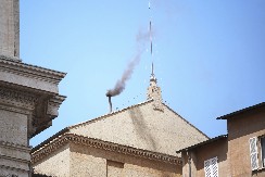 BELI DIM SE ČEKA, KVOTE RASTU Ovaj kardinal je najveći favorit za presto Svetog Petra, ako je verovati kladionicama