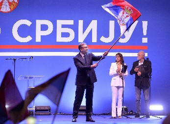 ALEKSANDAR VUČIĆ NOSI BARJAK SLOBODE Blokaderi nose barjak podaništva! Nije ni čudo što narod glasa za njega!