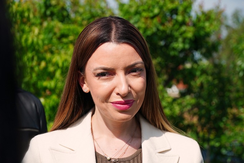 MINISTARKA MESAROVIĆ ZATRAŽILA HITNU REAKCIJU NADLEŽNIH ORGANA DA SE NAĐU UČESNICI U INCIDENTU U KULI Pružila podršku Vučeviću: Pobediće Srbija ove nasilnike, u to ne treba niko da sumnja