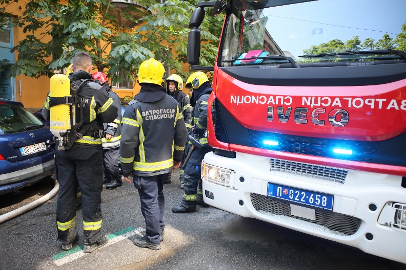 VELIKI POŽAR U SUBOTICI Gori porodična kuća, vatrogasci na terenu (VIDEO)