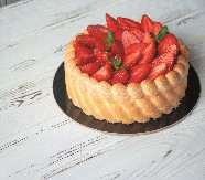 ŠARLOTA SA JAGODAMA Lagana i osvežavajuća poslastica sa piškotama od koje će vam poći voda na usta