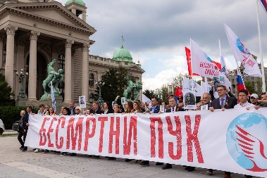 STUDENTI KOJI ŽELE DA UČE OBELEŽILI DAN POBEDE NAD FIŠIZMOM U BEOGRADU: Učestvovali su u maršu Besmrtnog puka (VIDEO)
