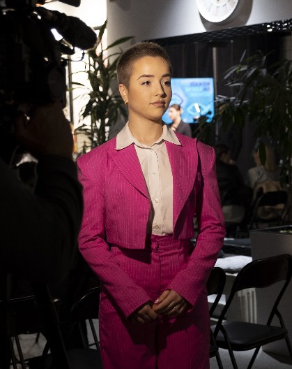 "IZVADILI SU MI JAJNIK, PRIMILA SAM ŠEST HEMIOTERAPIJA" Emilija (20) iz Pančeva jedna je od mlađih pacijentkinja koja se bori sa karcinomom