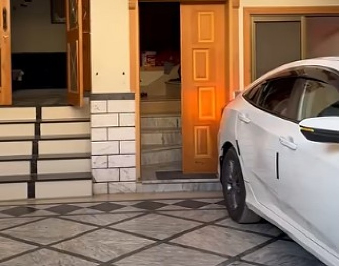 PARKIRAO AUTO GDE NIKO NE BI SMEO NI DA POKUŠA Ljudi se krste i gledaju snimak u neverici – da li je ovo moguće?!