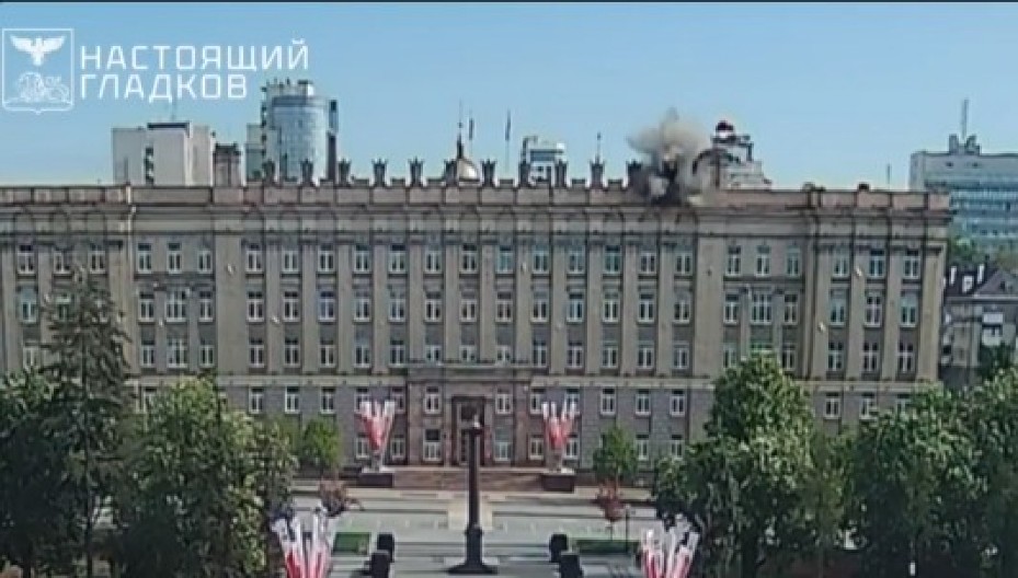 JEZIVI SNIMAK UDARA DRONA KAMIKAZE NA ZGRADU VLADE U BELGORODU: Zamenik guvernera i pripadnik Rosgvardije povređeni! (VIDEO)