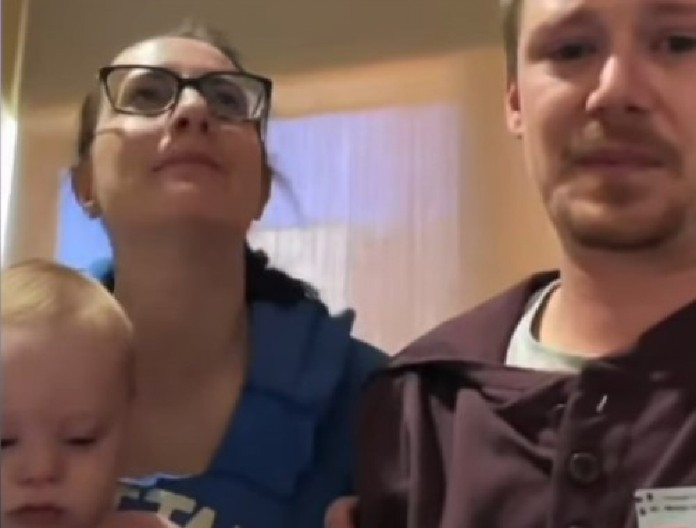 MAJKA OČAJNIČKI POKUŠAVALA DA SPASE BEBU IZ POŽARA Kuća je potpuno uništena, ali jedan detalj je sprečio tragediju! (VIDEO)