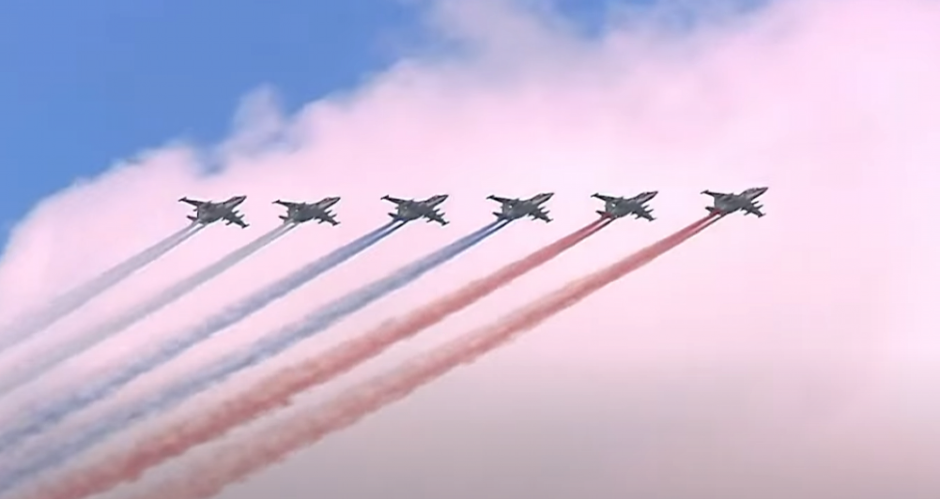 NEBO U BOJAMA RUSKE ZASTAVE Pogledajte veliko finale vojne parade povodom Dana pobede na Crvenom trgu (VIDEO)