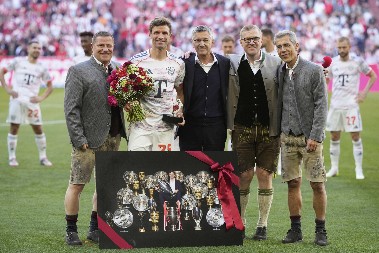 DAN KADA JE ČITAV MINHEN PLAKAO Bajern se spektakularno oprostio od Tomasa Milera (FOTO)