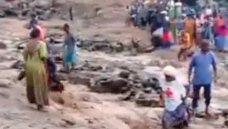 STRAVIČNE POPLAVE! Poginulo preko 60 ljudi, voda nosi sve pred sobom u Kongu!