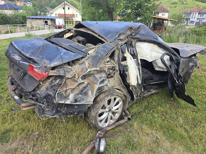 JEZIV UDES U NOVOM PAZARU: DVA BRATA AUDIJEM SLETELA S PUTA, JEDAN KRITIČNO! Na putu ostali tragovi kočenja od 150 metara!