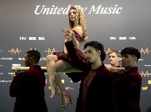 MATERIJAL ZA FOTELJE, NEPRAKTIČNA ČIPKA, NISU SE BAŠ POTRUDILE Šta se sve moglo videti na tirkiznom tepihu pred Evroviziju?