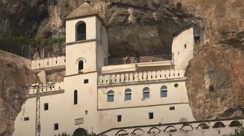 ZAŠTO POD OSTROG VERNICI DOLAZE BOSI I NOSE VUNENE ČARAPE NA DAR? Običaj je star vekovima i strogo ga poštuju i hrišćani i muslimani