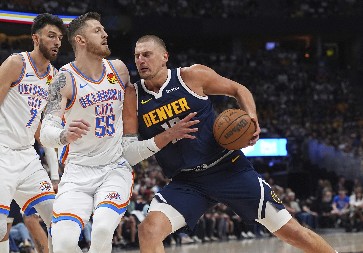 SVI SU GLEDALI SAMO U NJU Jedna od najlepših sportistkinja na svetu gledala Jokića (VIDEO)