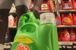 NJEGOV TRIK ZA UŠTEDU DETERDŽENTA IZAZVAO HAOS NA TIKTOKU Jedni ga hvale, drugi ga prozivaju da je lopov! (VIDEO)