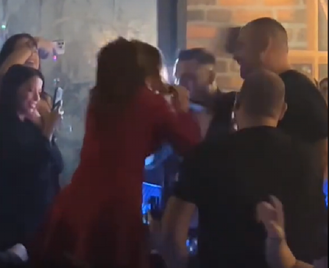 DARKO LAZIĆ NE MOŽE DA OBUZDA SUZE U KAFANI! Zbog ovoga se slomio, pevač van sebe (VIDEO)