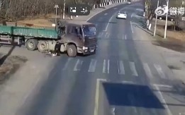HOROR SCENA NA PUTU Kamion pregazio biciklistu, ono što se zatim desilo je šok nad šokovima! (VIDEO)