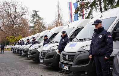 MUP DOBIO NOVA VOZILA I OPREMU ZA ZAŠTITU GRANICA Oglasio se ministar Dačić