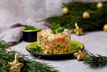 ŽENE U SRBIJI SE SVAĐAJU ZBOG RUSKE SALATE Neke obavezno stavljaju u nju jedno voće, a većina kaže da taj recept ne podnosi!
