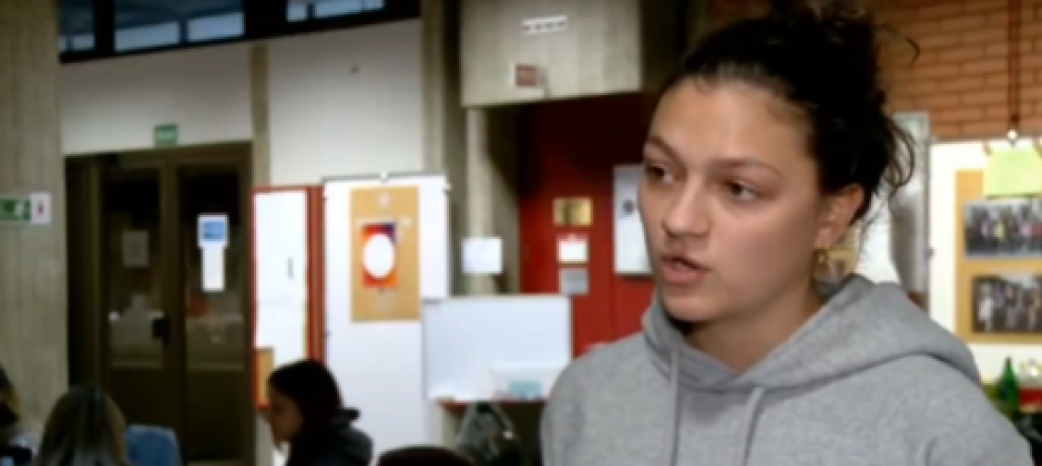 BLOKADU FILOZOFSKOG FAKULTETA PREDVODI OSOBA KOJOJ JE SREBRENICA GENOCID I KOJA JE SLAVILA ETNIČKO ČIŠĆENJE SRBA U CENTRU ZAGREBA! (VIDEO)