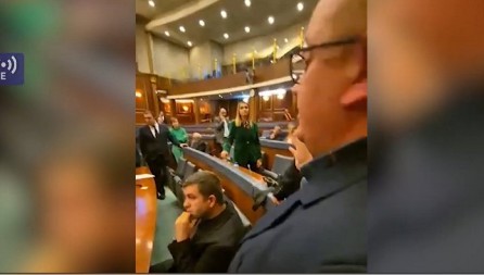 SKANDAL U SKUPŠTINI KOSOVA: Srpskim poslanicima onemogućen ulazak na sednicu! (VIDEO)
