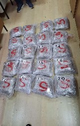 POLICIJA ZAUSTAVILA AUTO U PRIJEPOLJU, A U NJEMU BURE SA DROGOM Crnogorac zadržan u pritvoru, već bio na poternici Srbije