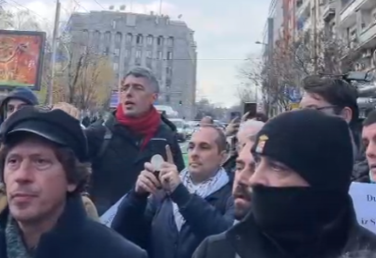ČOVEKU SA BEBOM NE DAJU DA PROĐE! Narod gnevan zbog blokada kod RTS u Beogradu (VIDEO)